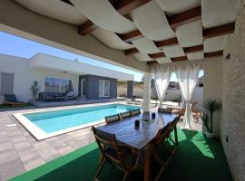 Villa ARIA with a private heated pool, vikendica u Debeljaku