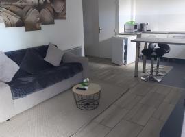 Studio loué entier proche de Paris, hotel i Ecquevilly