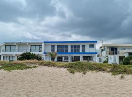 Antilles On The Beach, Sleeps 12, 6 Bedroom villa!, hótel í Gordonʼs Bay
