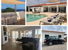 Villa Maravilla with HEATABLE pool ROOFTOPbar with sea views and Range Rover, hotel a Binibèquer