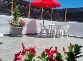Amplio apartamento con terraza privada, piscina compartida en Arico, lavprishotell i Santa Cruz de Tenerife