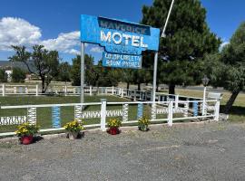 Maverick Motel, capsule hotel in Raton