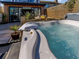 2 bed property in Aberaeron 77833, hotel with jacuzzis in Aberaeron