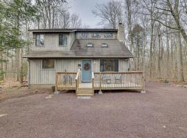 Peaceful Pocono Pines Getaway Hot Tub and Fire Pit!, cabaña o casa de campo en Pocono Pines