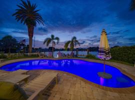 Waterfront Luxury w/ Heated Salt Pool & Golf Cart, hotel v destinácii Clearwater Beach