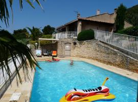 vacation home with private swimming-pool and a nice view on the luberon mountain, located in merindol, 8 persons、Mérindolのホテル