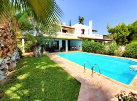 RVG 82 Luxury Villa with Pool in PortoHydra and Dock, hotel in Rozaíika