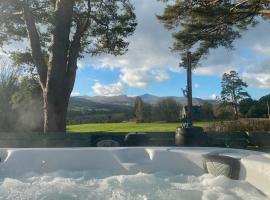 Mountain View Cottage, Hot Tub , Stunning Views，Llanhamlach的有停車位的飯店