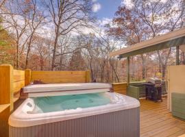 Pet-Friendly Chattanooga Cabin with Hot Tub and Kayaks, hôtel acceptant les animaux domestiques à Chattanooga