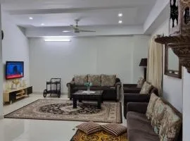 Three Bed Attached Bath Netflix Wifi Smart TV Parking Near Airport