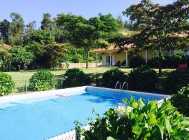 Quinta do Pinheiral, hotel with parking in Favões
