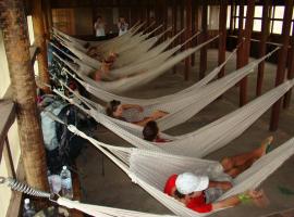 Hostel Camping Road Park Pantanal Sul, hotel con pileta en Corumbá