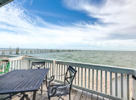 Bayfront Texas Escape with Balcony and Pool Access!, hotel u gradu 'Rockport'