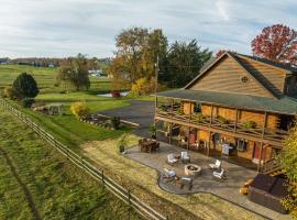 The Lodge at Fields of Home, hotel amb jacuzzi a Millersburg