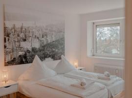 Apartment mit Küche, Arbeitsplatz und XXL Sofa, hotel in Neuss