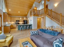 Pet-Friendly Easton Cabin with Deck and Fire Pit!, hotel in Cabin Creek