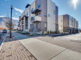 Modern Downtown Provo Townhome with Balcony!, מלון בפרובו