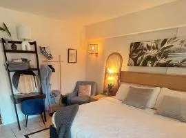 Seashore Waikiki studio 1 block from a beach No Resort Fees