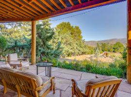 Peaceful Historic Cottage on Sedona Wine Trail, holiday home in Cottonwood
