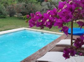 Chalet con piscina en San Luis, feriehus i San Luis