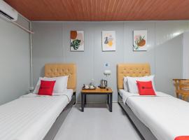 ๊ฐ๋ฃจํธ์ ์์นํ ํธํ
RedDoorz Container @ Teras Cimanuk Garut