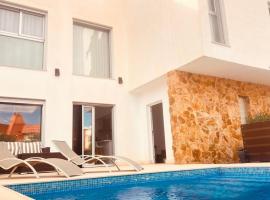 Luxury Villa Torrevieja With Swimmingpool, готель у Торревьєсі