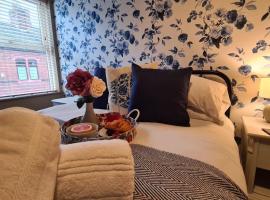Potter's Retreat by Spires Accommodation an adorably quirky place to stay in Stoke on Trent, apartmen di Longport