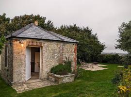 The Lookout: Cosy Compact Cottage, hotel a Totland