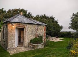 The Lookout: Cosy Compact Cottage: Totland şehrinde bir villa