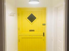 Yellow door cottage, hotel with jacuzzis in Moville