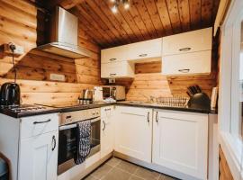 Rural Log Cabin in Snowdonia - 2 Bedrooms & Parking、Ffestiniogのホテル