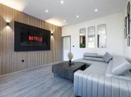 Bolton 2BR Cinema House, Free Parking, Fast WiFi, Comfortable Stay