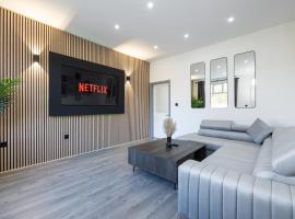 Stunning Bolton Abode - Cinema Experience - Parking, hytte i Bolton