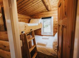 Rustic Retreat - 2 Bed Log Cabin in Snowdonia National Park by Seren Short Stays、Ffestiniogのヴィラ