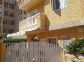 Adosado/casa con terraza y buhardilla. Playa El Perelló, hotell sihtkohas El Perelló