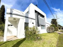 Francisco Álvarez에 위치한 주차 가능한 호텔 Excelente casa en Country con pileta