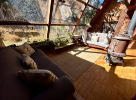 The Rocky Mountain Hobbit House - Forest Earthship, къща тип котидж в Таос