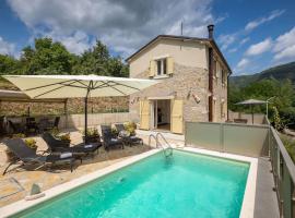 Rustic villa Casa Mavretici with pool in Motovun, hotel in Livade