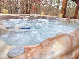 Relax & Unwind Hot-Tub 6 seater, Fire-Pit, Master King Bed, Near Wineries, Resort Amenities, holiday home in Ellijay
