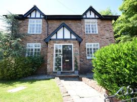 4 Bedroom, 7 Bed, 2.5 Bath - Detached House, hotel in Cheadle