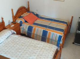 Room in Holiday house - Habitacion Privada Doble Toledo, ξενώνας στο Τολέδο