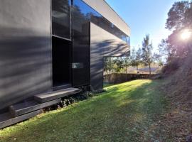 the black line house, cottage in Olot