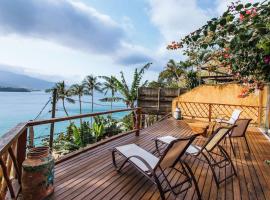 Refúgio na natureza com vista espetacular em Ilhabela، فندق في إلهابيلا
