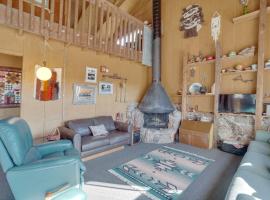 Red Feather Lakes Cabin with Deck and Views!, rumah percutian di Red Feather Lakes