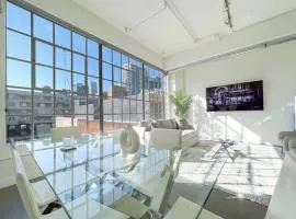 Modern Loft in DTLA - Rooftop Pool & Free Parking!