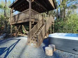 Creekside Tannersville Cabin 2 Acres and Hot Tub!