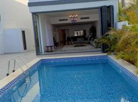 Oceanfront Villa 5BHK with private pool and seaview, hotel in Fujairah