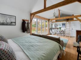 Stunning Cabin with incredible views near Goodwood, holiday rental in Rogate