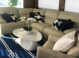 Luxury Afloat Yacht Paradise 3 bedrooms 3bath 5 beds with full Marina view，洛杉磯的船屋