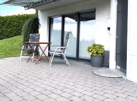 Fewo Arnsberg-Müschede / eigener Eingang mit Terrasse und Fernblick, cheap hotel in Arnsberg